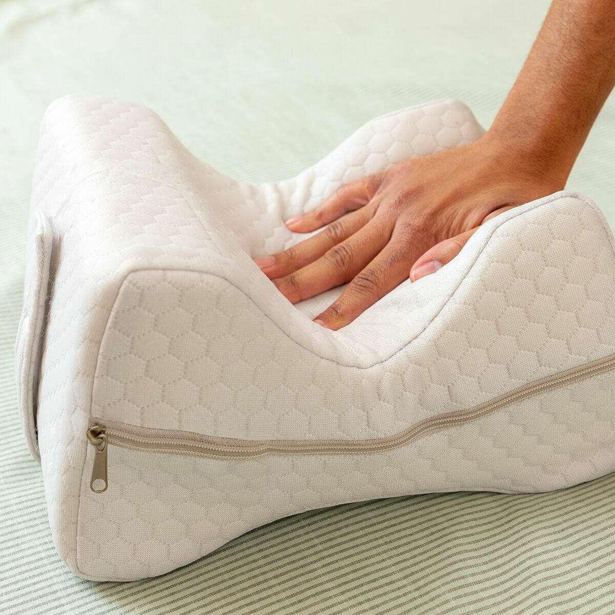 Almohada Ergonómica para Piernas con Cinta de Sujeción Lerellow InnovaGoods - Espuma de Memoria, Transpirable y Lavable