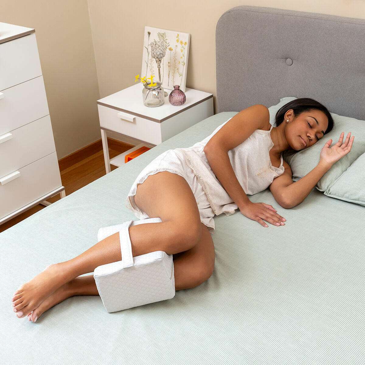 Almohada Ergonómica para Piernas con Cinta de Sujeción Lerellow InnovaGoods - Espuma de Memoria, Transpirable y Lavable